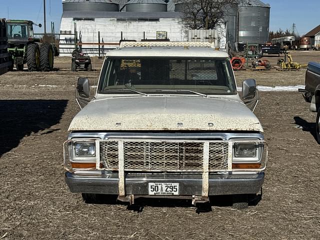 Image of Ford F-350 equipment image 2