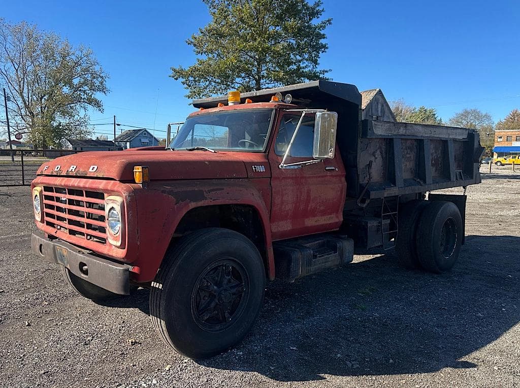Image of Ford F-700 Primary image
