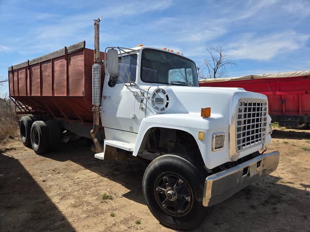 Image of Ford L8000 equipment image 2