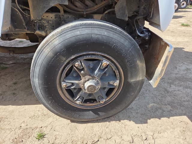 Image of Ford L8000 equipment image 3