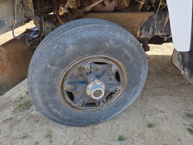 Image of Ford L8000 equipment image 4