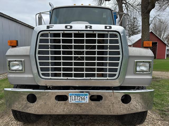 Image of Ford L8000 equipment image 2