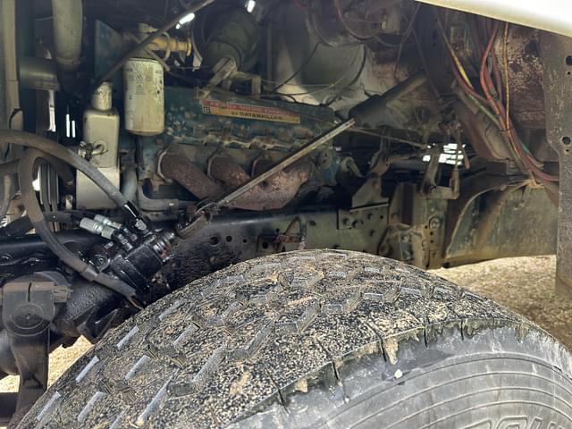 Image of Ford L8000 equipment image 4