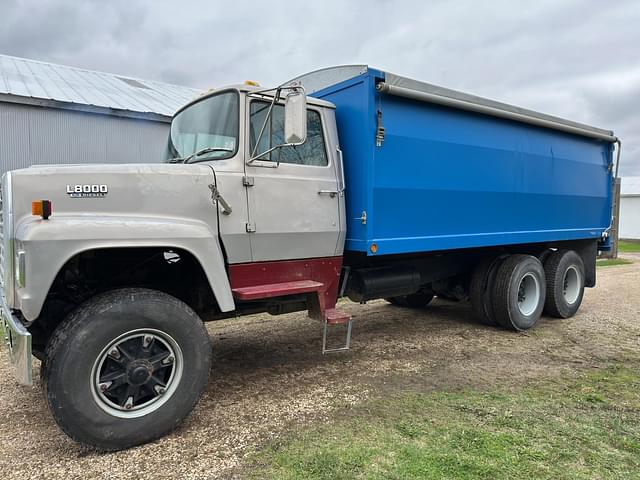 Image of Ford L8000 equipment image 1