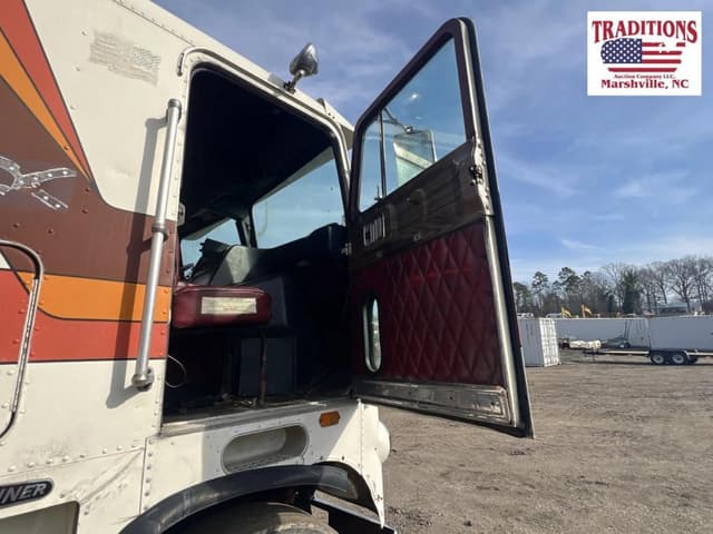 Image of Freightliner Cab Over equipment image 4