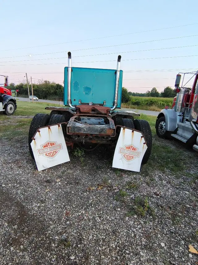 Image of Freightliner FLC120 equipment image 4