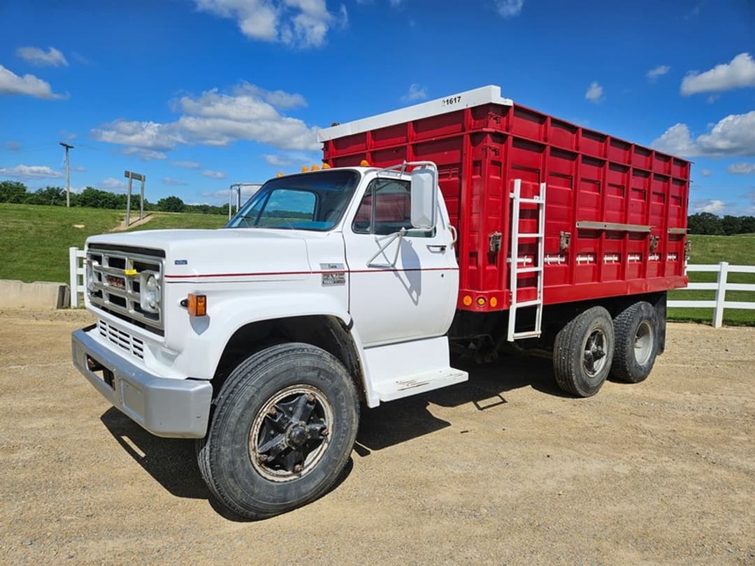 Image of GMC Sierra 7000 Primary image