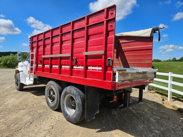 Image of GMC Sierra 7000 equipment image 2