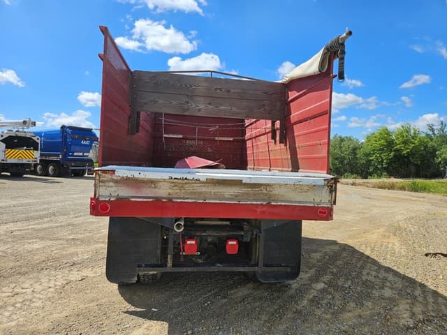 Image of GMC Sierra 7000 equipment image 3