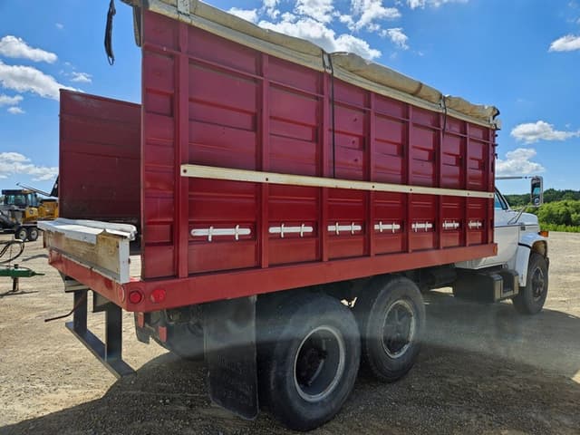 Image of GMC Sierra 7000 equipment image 4