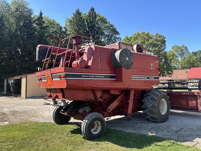 Image of International Harvester 1440 equipment image 4