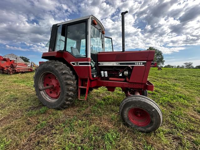 Image of International Harvester 1086 equipment image 2