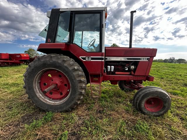 Image of International Harvester 1086 equipment image 4
