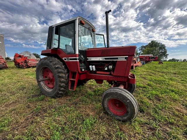 Image of International Harvester 1086 equipment image 1