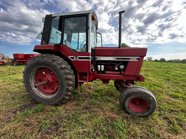 Image of International Harvester 1086 equipment image 3