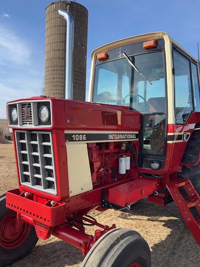 Image of International Harvester 1086 equipment image 2