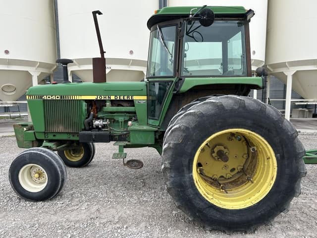 Image of John Deere 4040 equipment image 2