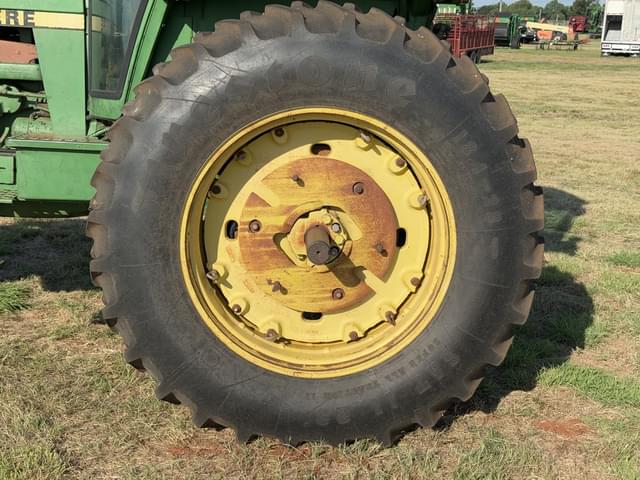 Image of John Deere 4240 equipment image 2