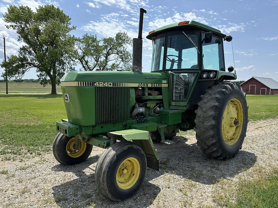 Image of John Deere 4240 Primary image