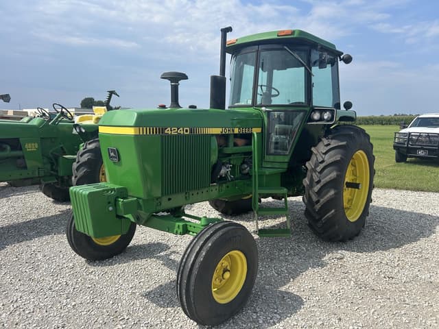 Image of John Deere 4240 equipment image 1