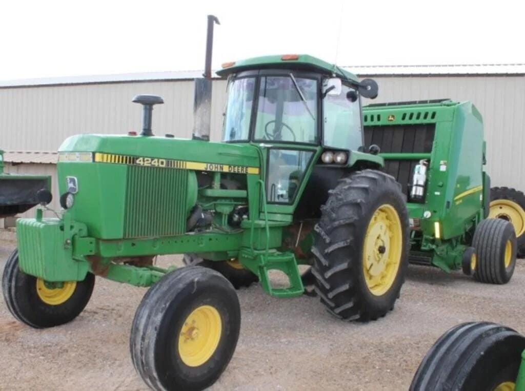 Main image John Deere 4240