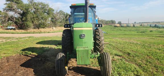 Image of John Deere 4440 equipment image 2