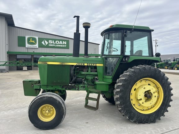 1979 John Deere 4440 Equipment Image0