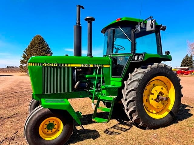 Image of John Deere 4440 equipment image 1