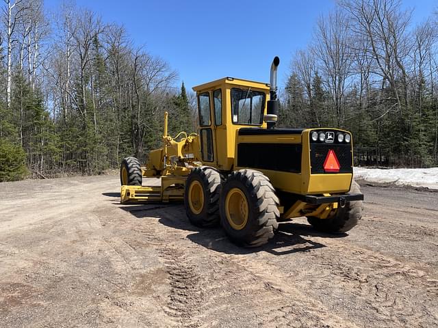 Image of John Deere 670A equipment image 3