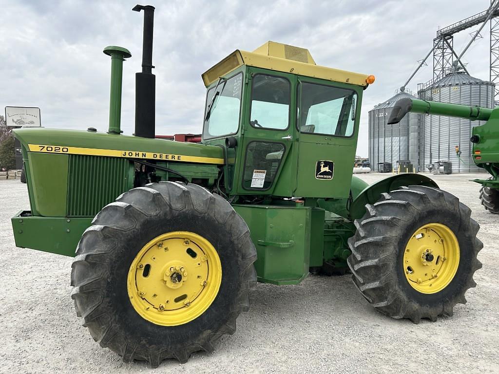 Image of John Deere 7020 Primary image