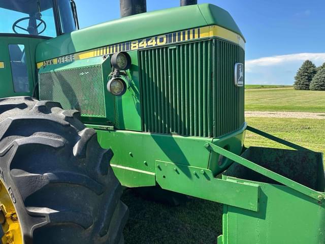 Image of John Deere 8440 equipment image 4