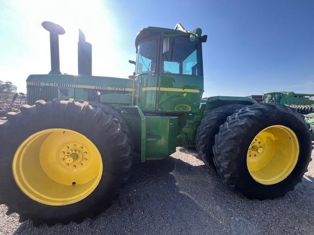 Image of John Deere 8440 equipment image 2