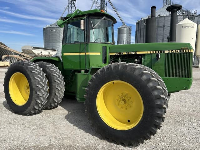 Image of John Deere 8440 equipment image 1