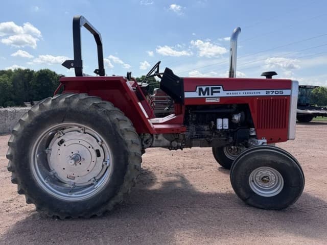 Image of Massey Ferguson 2705 equipment image 3