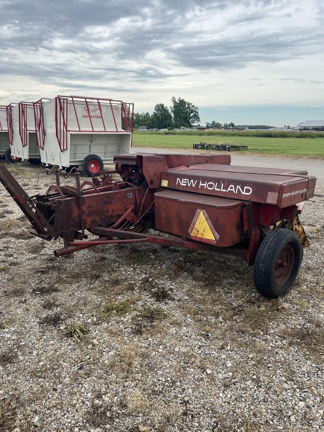 Image of New Holland Hayliner 310 Image 0