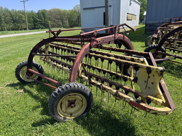 Image of New Holland 258 equipment image 2
