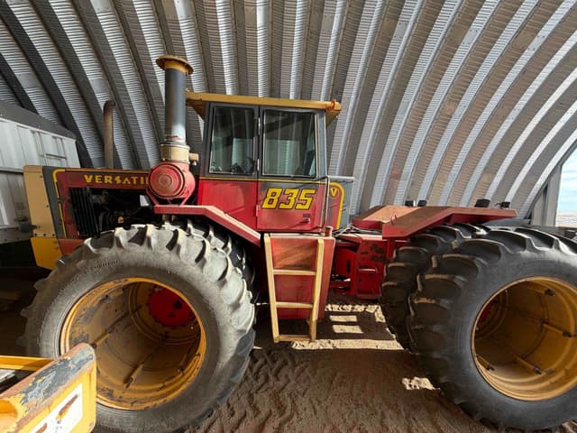 Image of Versatile 835 equipment image 1