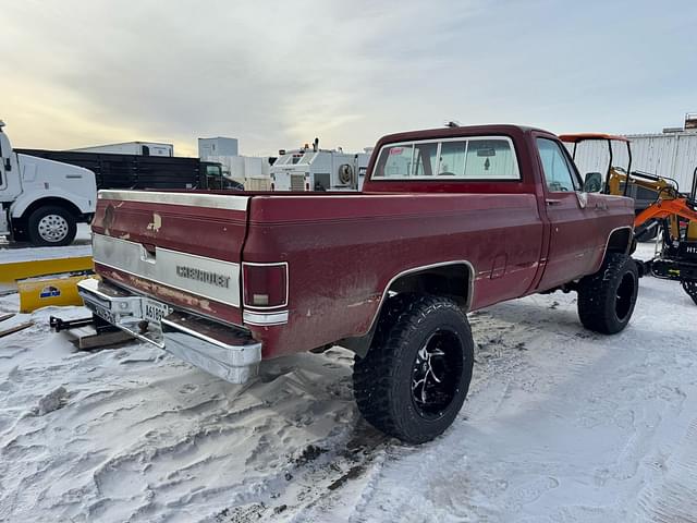 Image of Chevrolet Silverado K10 equipment image 1