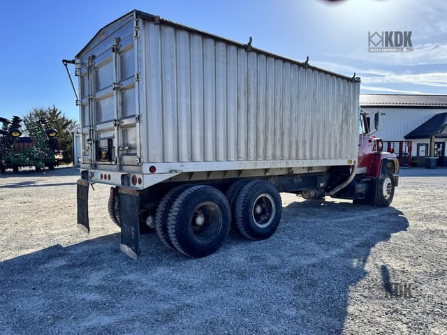 Image of Ford 8000 equipment image 4