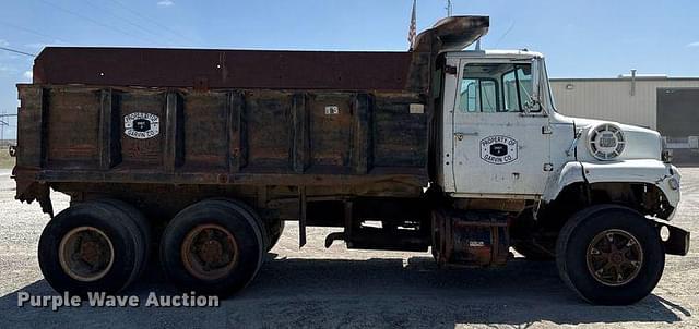 Image of Ford 8000 equipment image 3