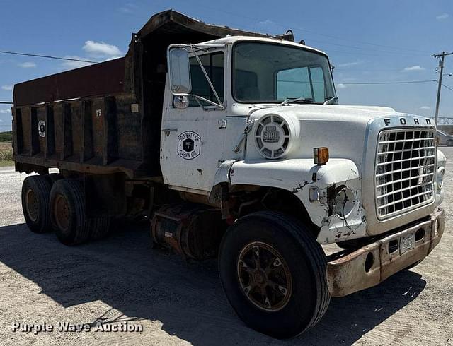 Image of Ford 8000 equipment image 2
