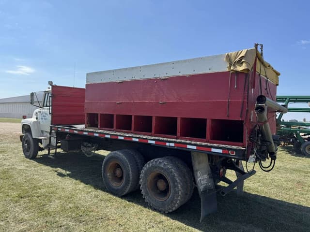 Image of Ford F-8000 equipment image 2