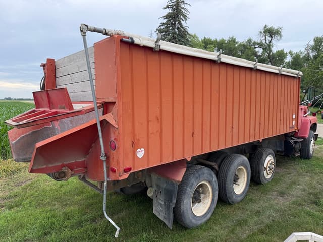 Image of Ford 9000 equipment image 2