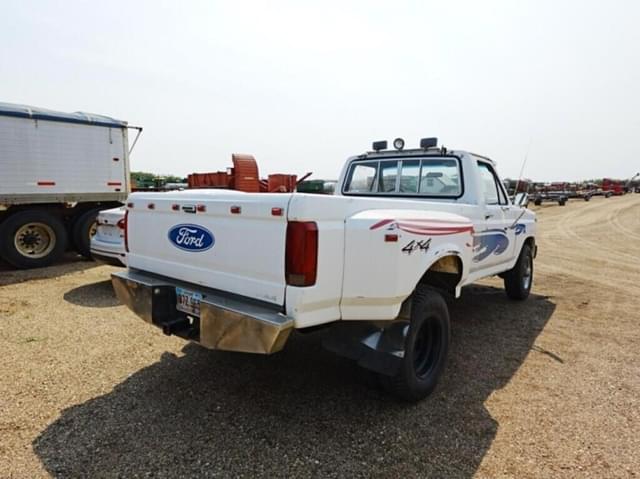 Image of Ford F-350 equipment image 2