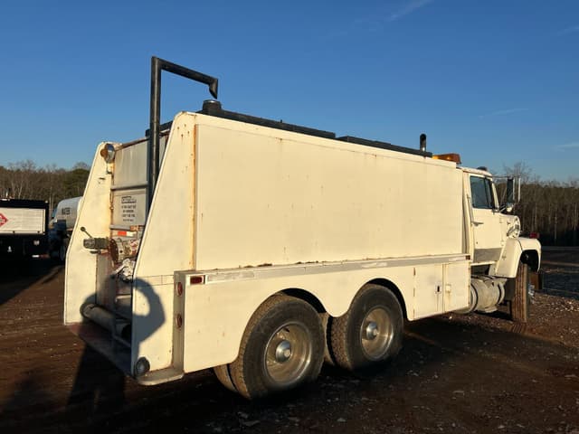 Image of Ford L8000 equipment image 3
