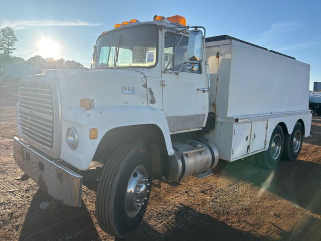 Image of Ford L8000 equipment image 1