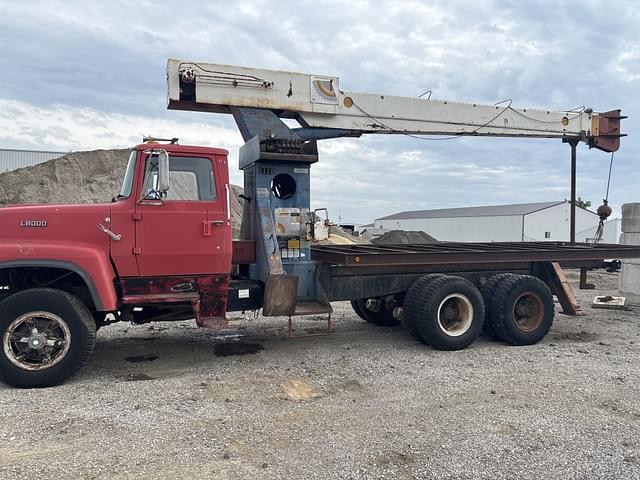 Image of Ford L8000 equipment image 1