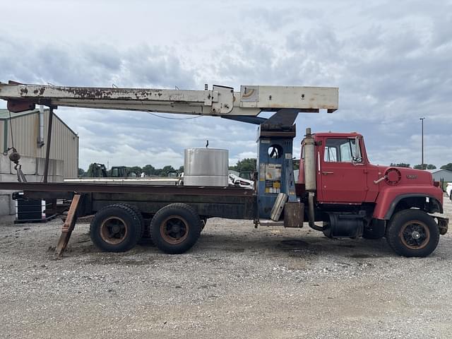Image of Ford L8000 equipment image 4