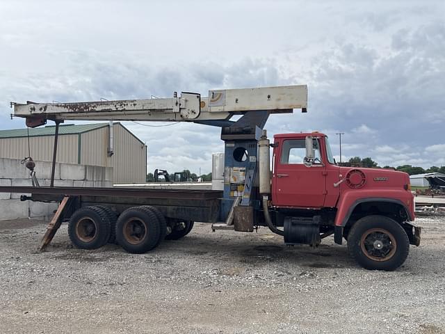 Image of Ford L8000 equipment image 3