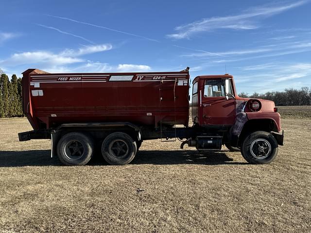 Image of Ford F-8000 equipment image 3